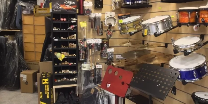 Exposición de instrumentos y herramientas de ritmo