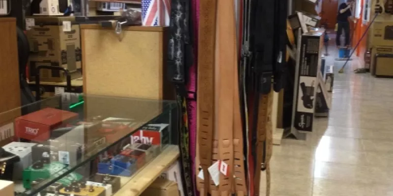 Muro de guitarras españolas: tradición y armonía