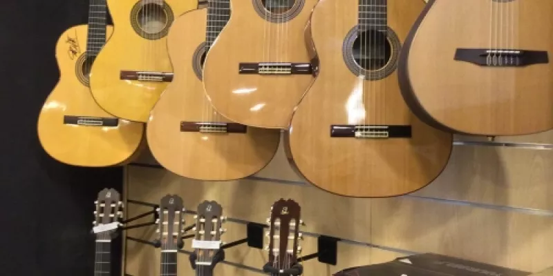 Muro de guitarras españolas: tradición y armonía