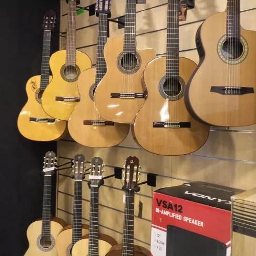 Muro de guitarras españolas: tradición y armonía