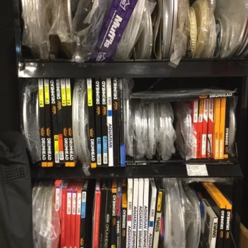 Zona de percusión: cajas, atriles y baquetas en exhibición