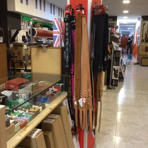 Mur de guitarres espanyoles: tradició i harmonia