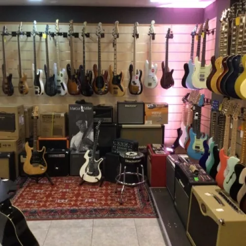 Guitarras eléctricas: potencia y diseño en exhibición